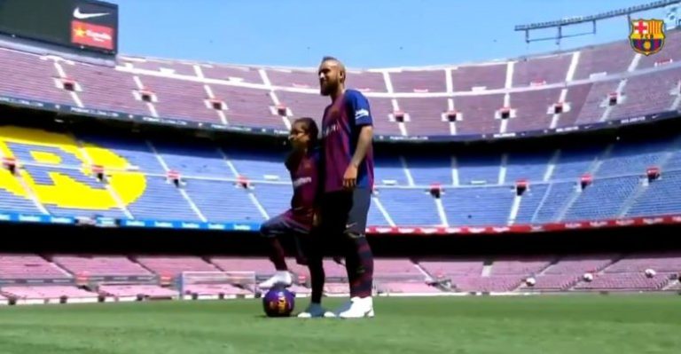 Arturo Vidal llevó a su hijo a presentación en el Barcelona