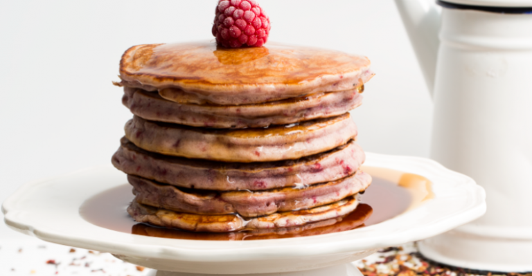 Pancakes con syrup al té de frambuesa