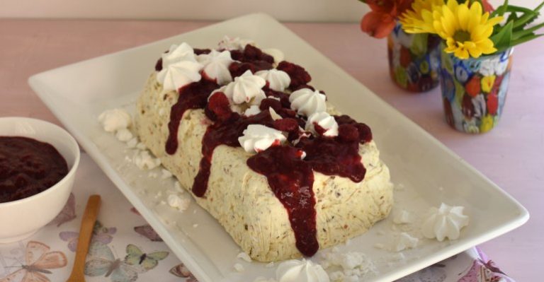 Postre helado de merengue y praliné con salsa de frambuesas