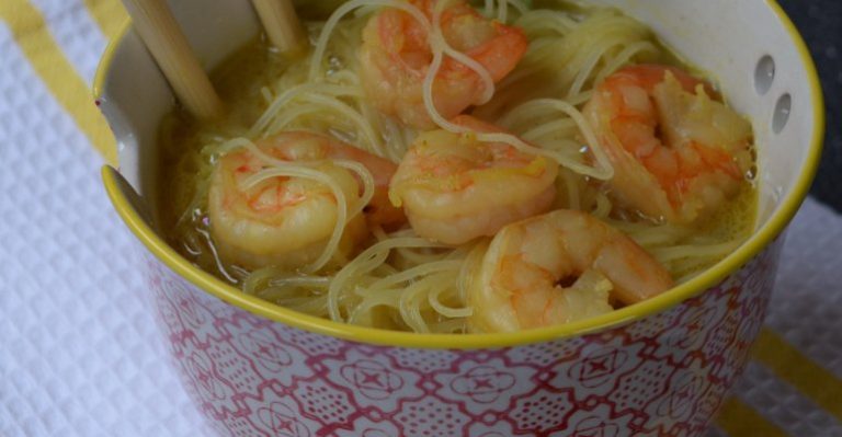 Sopa de camarones y té verde