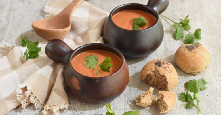 Crema de tomates con leche de coco y té verde
