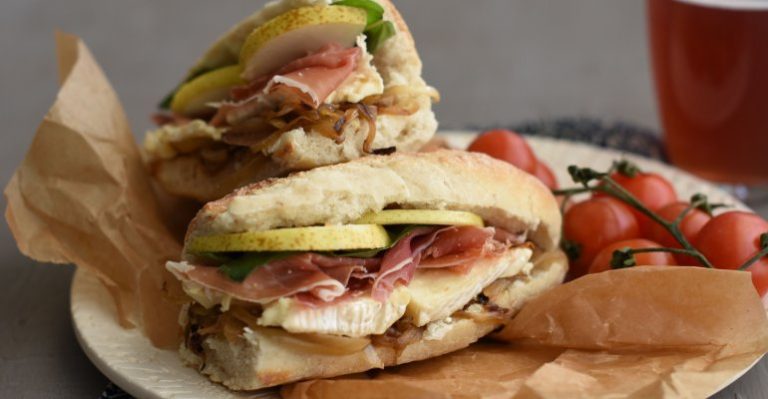 Sanguche de cebolla caramelizada, jamón serrano y pera