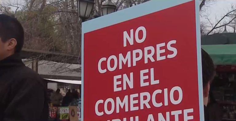 Las Condes comenzó a multar a quienes compren en el comercio ambulante