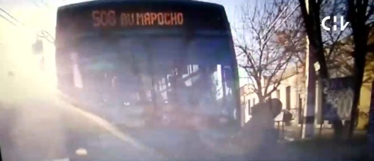 Una mujer y su hijo se salvaron por centímetros de ser violentamente atropellados por un Transantiago