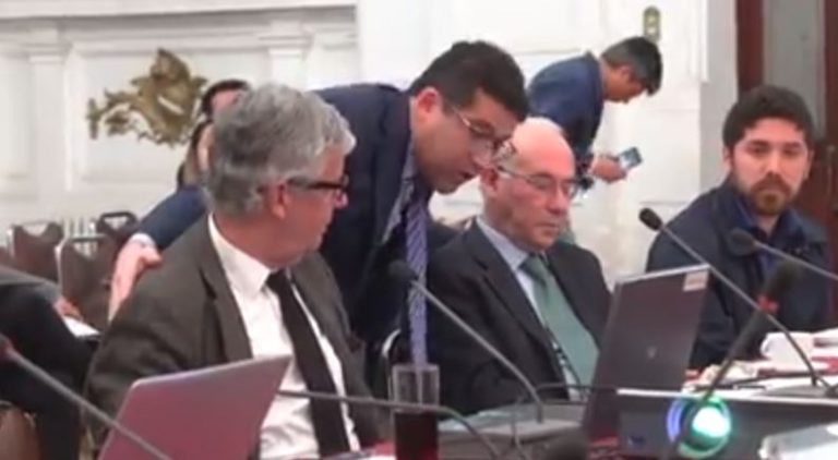 “Le traigo mi cuota del CAE en dólares, la moneda que a usted le gusta”: Ex alumno de criminalística increpó duramente a Bitar