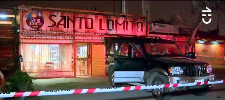 Dueño de local de comida repelió un asalto a balazos e hirió a 3 personas: un delincuente está en riesgo vital