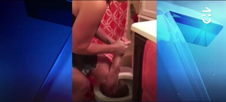 ¿Castigo o broma? Polémica por video que muestra a madre metiendo la cabeza de su hijo en un inodoro