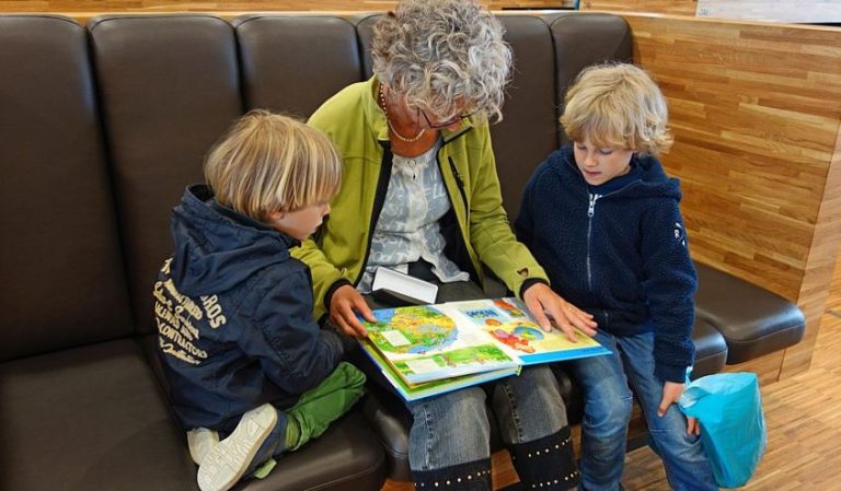 Abuela fue a buscar a su nieto al jardín y se llevó al niño equivocado 🤷‍♀: Desató un operativo policial