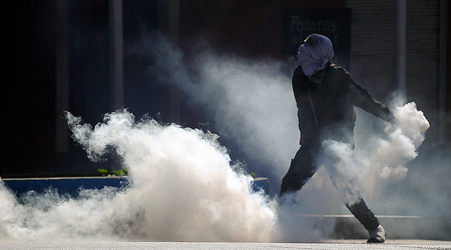 ¿Adiós, bombas molotov? Proyecto de ley permitirá expulsar a alumnos que usen artefactos explosivos