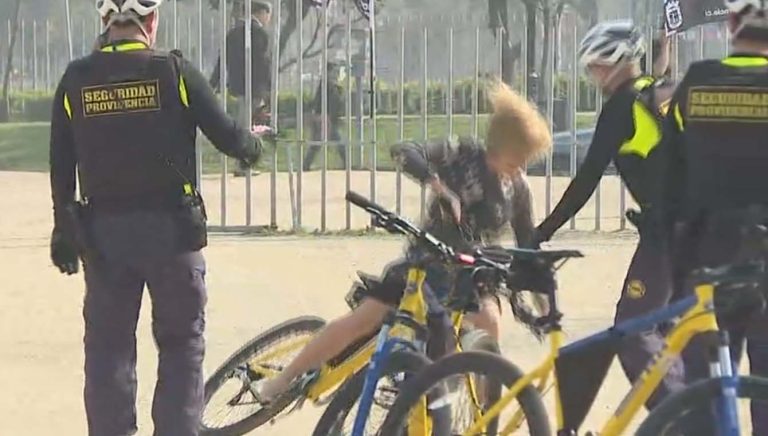 Evelyn Matthei se cayó en bicicleta a lo Tomás Jocelyn-Holt