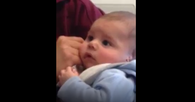 La emocionante reacción de un bebé chileno con enfermedad auditiva al escuchar por primera vez a sus padres