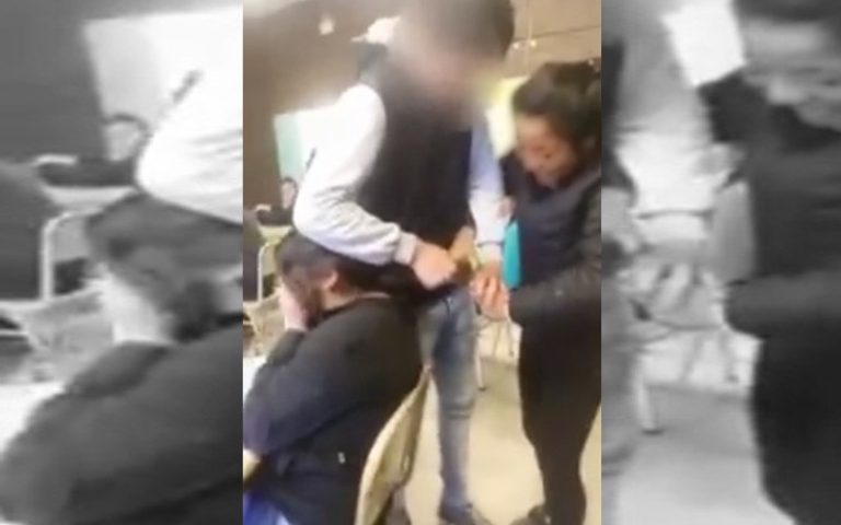 Indignante registro muestra cómo estudiantes le cortan el pelo a una compañera y la dejan llorando