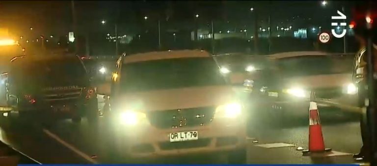 Enigma policial: Encuentran a conductor de vehículo muerto a tiros en salida Petersen de la Costanera Norte en Santiago