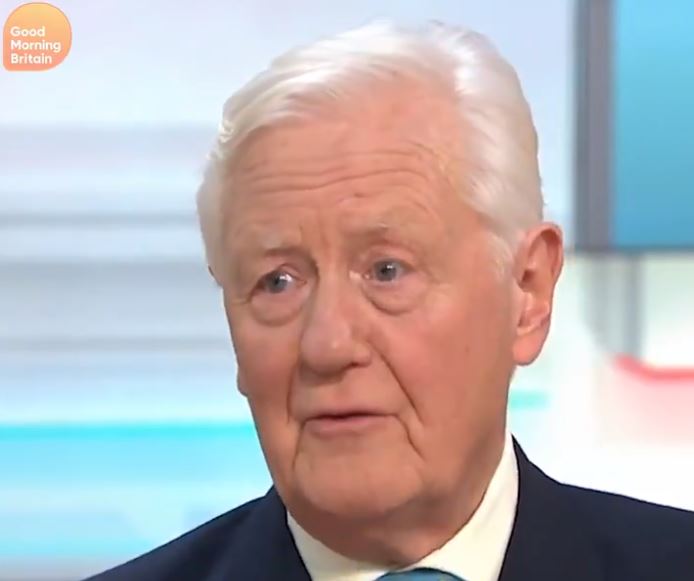 Multimillonario británico de 72 años busca novia: “Quiero darle mi tarjeta de crédito para que compre lo que quiera