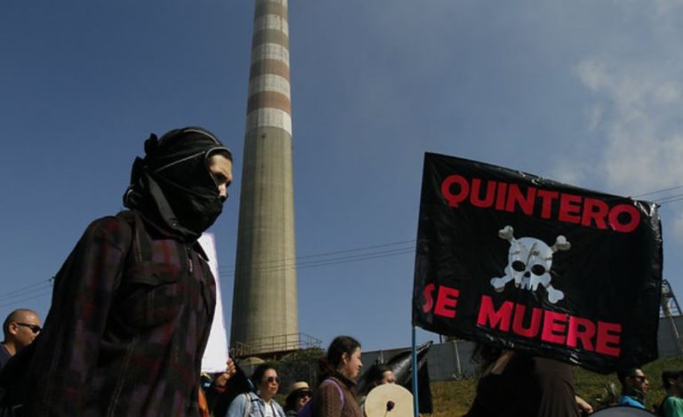 Masiva manifestación en Quintero terminó con serios incidentes con carabineros