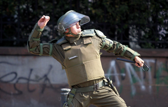 Sorprenden a Carabinero lanzando piedras a manifestantes en una protesta en Quintero