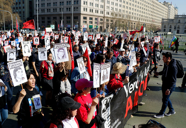 Romería en memoria de detenidos desaparecidos: Encapuchados realizan disturbios en el Cementerio General