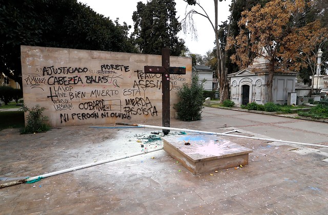 Chadwick condena ataque a tumba de Jaime Guzmán: 