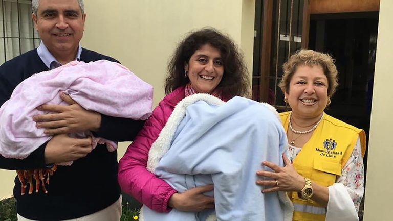 Así fue el reencuentro del matrimonio chileno con los mellizos en Perú