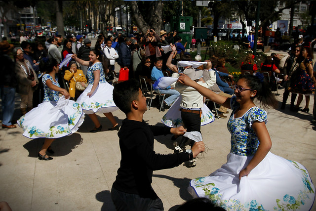 Ingredientes en la previa de las Fiestas Patrias: Fiestas costumbristas, comida chilena y vino nacional