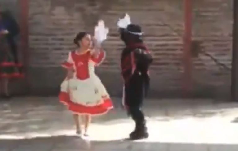 Niño haitiano se lució bailando cueca y ganó concurso escolar en Estación Central