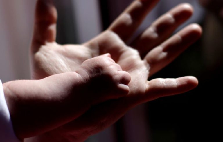 Madre llegó ebria al hospital con su bebé de 2 meses, pero ya estaba muerto