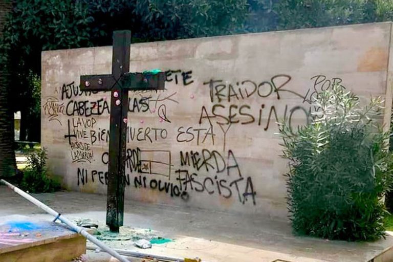 Parlamentarios de la UDI presentaron querella por ataque a la tumba de Jaime Guzmán en víspera de los 45 años del golpe militar