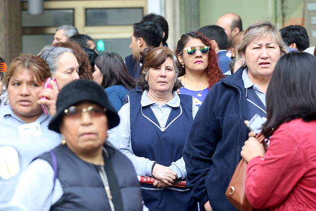 Las mujeres estudian cada vez más que los hombres pero siguen ganando menos