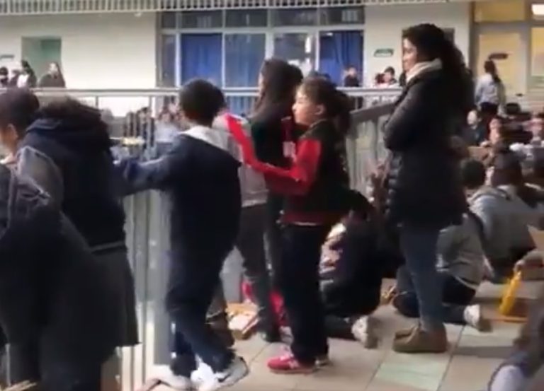 Estudiantes realizan un emotivo homenaje a Jorge González en el patio del colegio