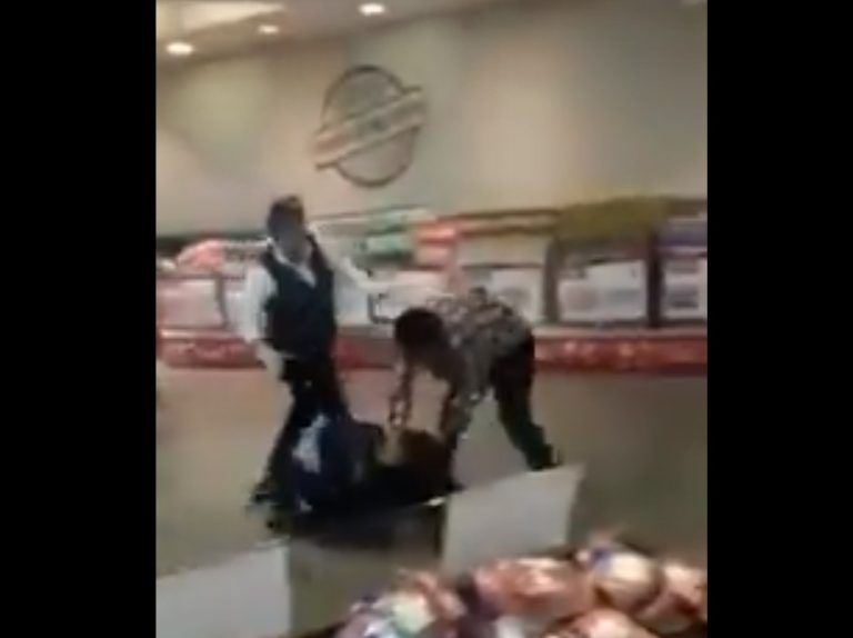 Captan una pelea entre un guardia y un cliente al interior de un supermercado de Copiapó