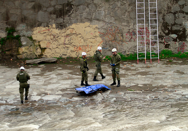 Carabineros pericia cuerpo de un hombre encontrado en el río Mapocho