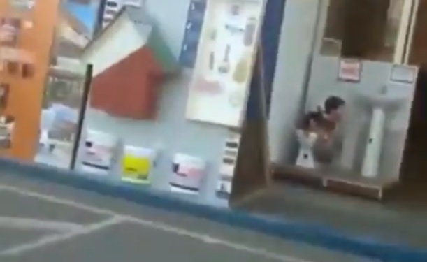 No aguantó más: Niño hizo sus necesidades en un inodoro de exhibición en Iquique