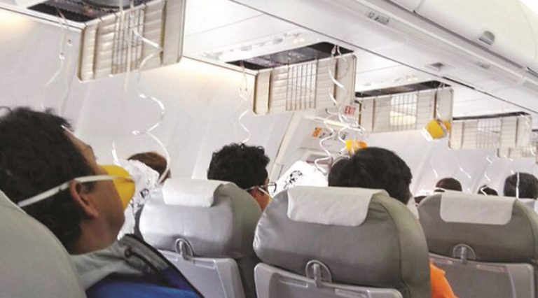 El momento exacto en que avión de Latam descendió bruscamente y hubo que usar mascarillas