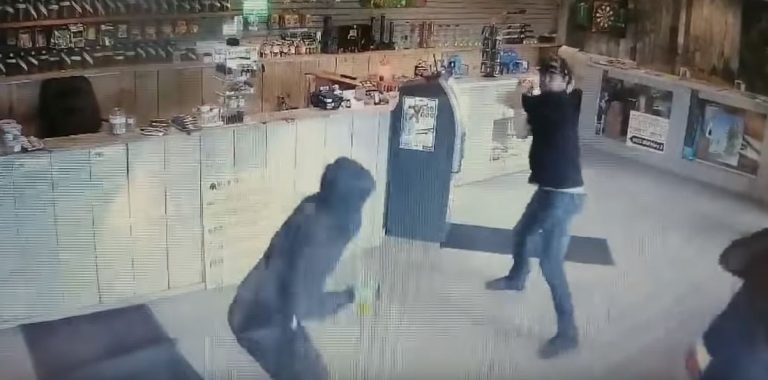 Repelió asalto a una tienda de productos para cultivar marihuana con una pipa de agua