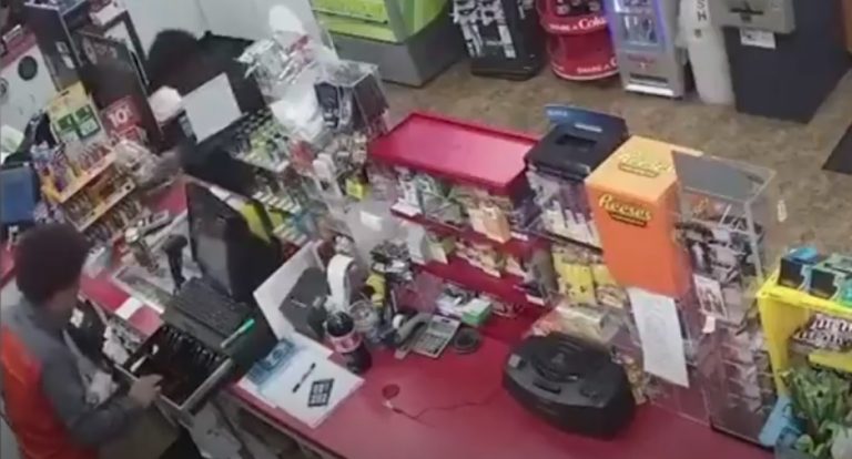 Sujetos aprovecharon desmayo del vendedor para robar todo el dinero de la tienda