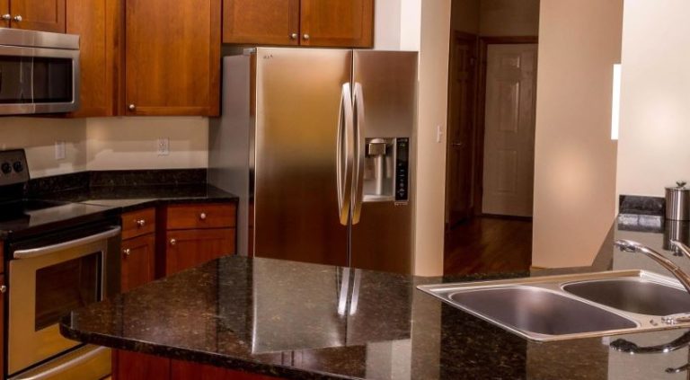 Encuentran a mujer muerta al interior de un refrigerador: Su novio estaba inconsciente en la misma casa