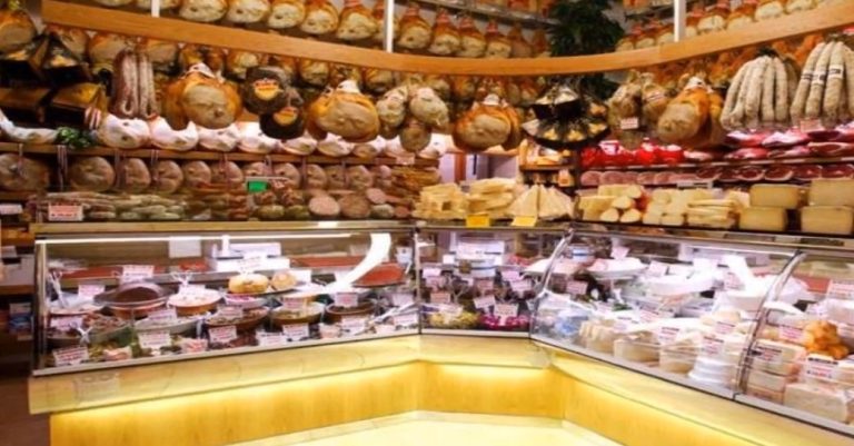 Despiden a trabajadora de supermercado por comerse entre cinco y ocho láminas de jamón al día