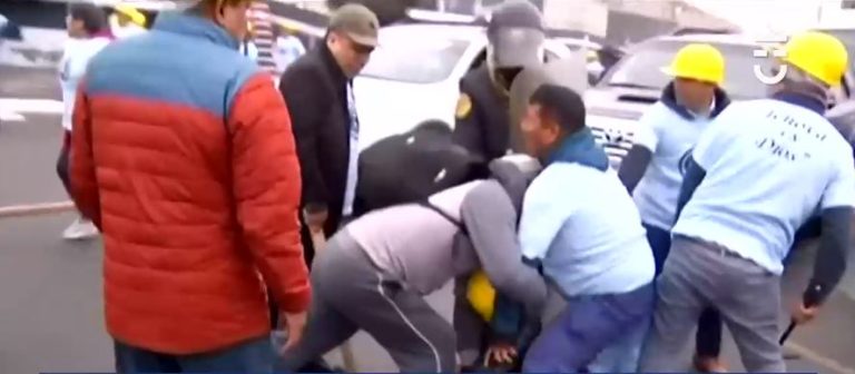 A palos hinchas de Alianza de Lima defendieron su estadio de un grupo de evangélicos