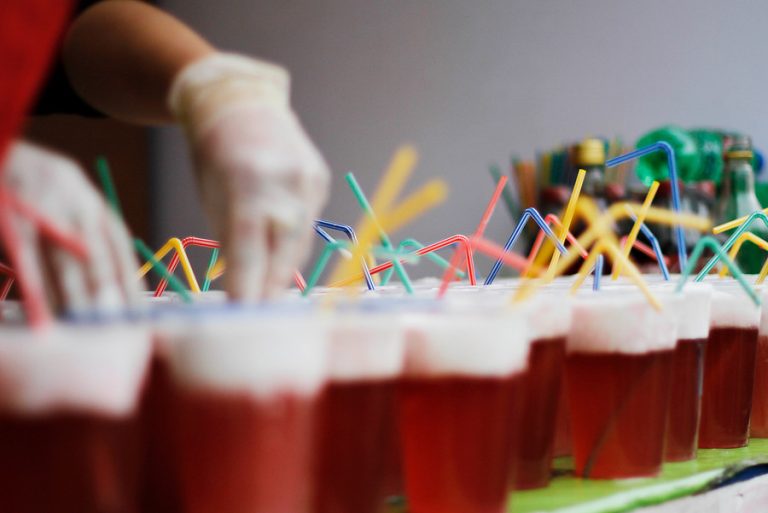 Campaña #ChaoBombillas busca desincentivar el uso de las pajitas plásticas en este 18