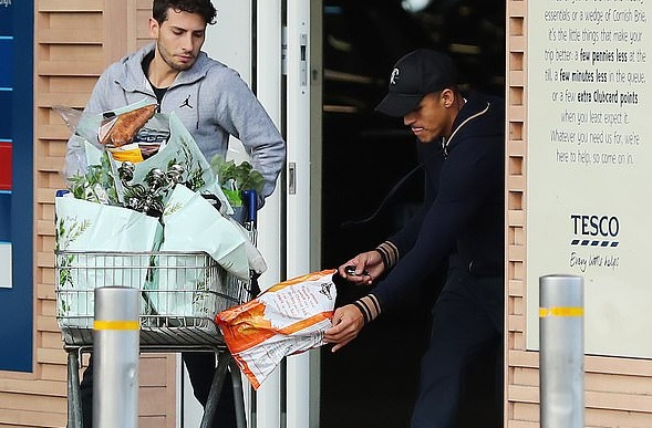 Medios ingleses se burlan de Alexis Sánchez tras dejar caer una bolsa de Doritos en un supermercado