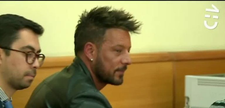 Fabricio Vasconcellos ingresó corriendo y empujando a la prensa a su formalización por estafa