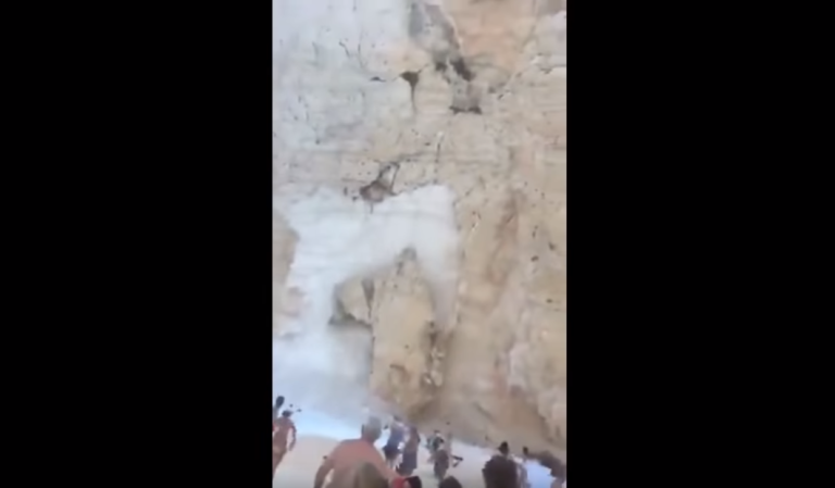 Terror en Grecia: Video captó el momento en que enormes rocas cayeron sobre playa con turistas