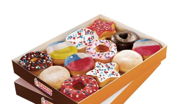 Cadena de donas celebrará Fiestas Patrias con productos que representan las tres banderas que Chile ha tenido en su historia