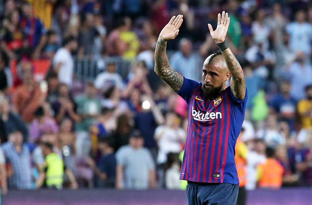 Arturo Vidal posó con camiseta del arquero Gabriel Arias y se desató nueva polémica