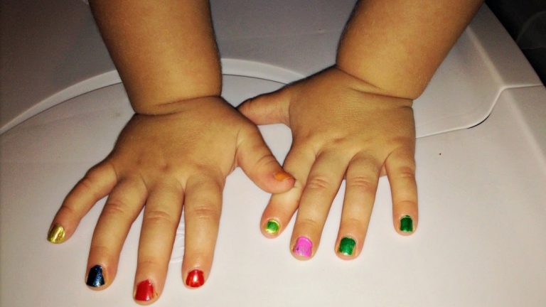 Padres armaron escándalo al ver a su hijo con las uñas pintadas y funaron a un jardín infantil