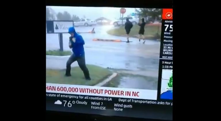 Periodista fue sorprendido fingiendo no poder sostenerse en pie tras paso de huracán Florence