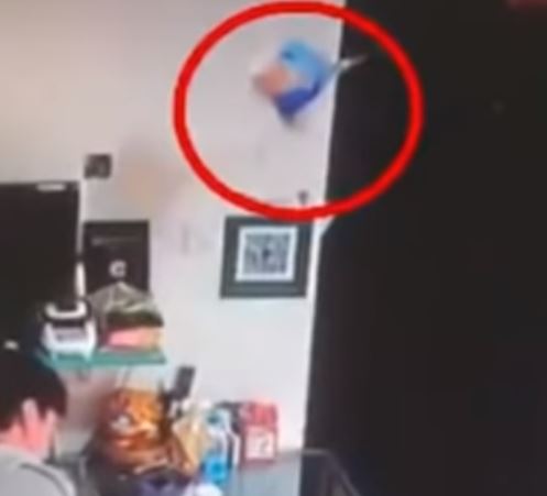 Hasta el hambre se le quitó: Video muestra cómo supuesto plato embrujado de fideos salió volando por el aire