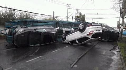 Camión de transporte de vehículos volcó en camino a Lonquén