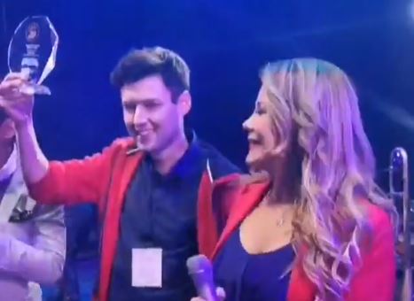 Maipú: Cathy Barriga condecoró a su propio hijo en la fonda oficial de la comuna