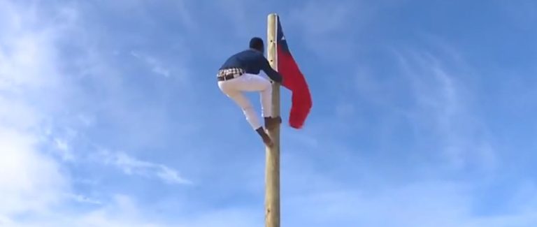 Haitiano se lució en la Pampilla con especial técnica para subir al “palo ensebado”